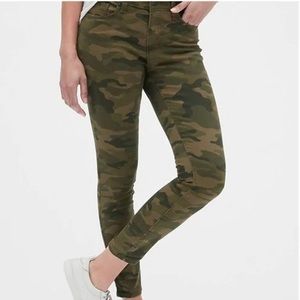 GAP Factory Women's Camo Skinny Jeans in Olive/Brown